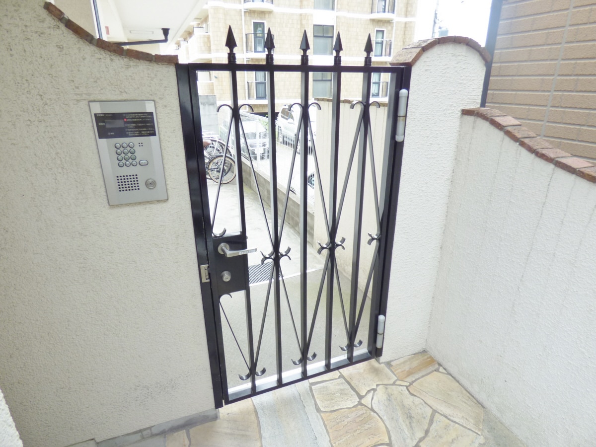 安心のオートロック完備 カーメルガーデン