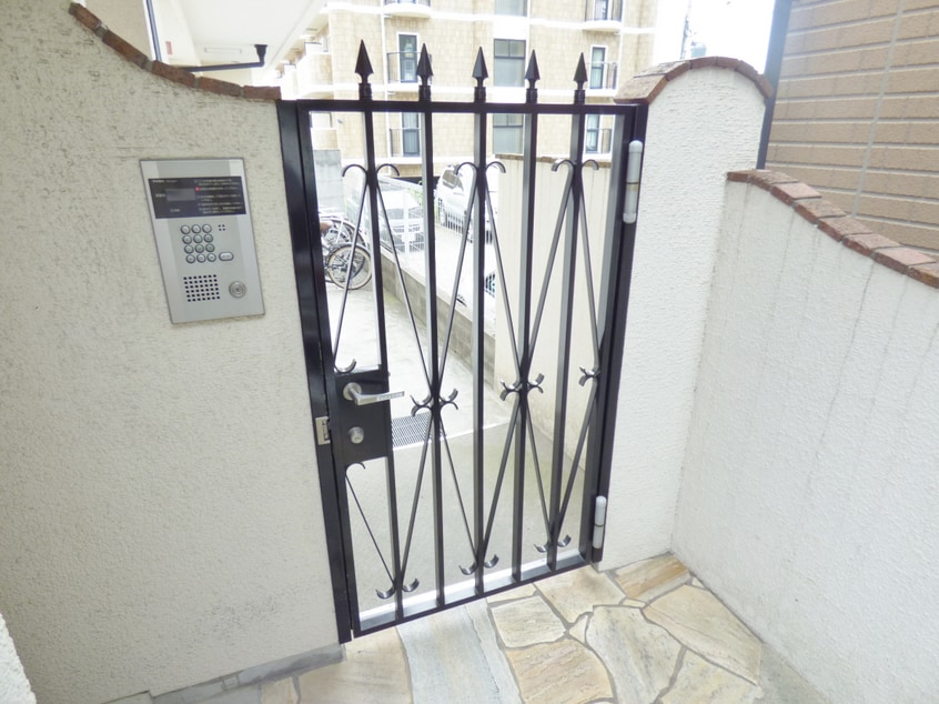 安心のオートロック完備 カーメルガーデン