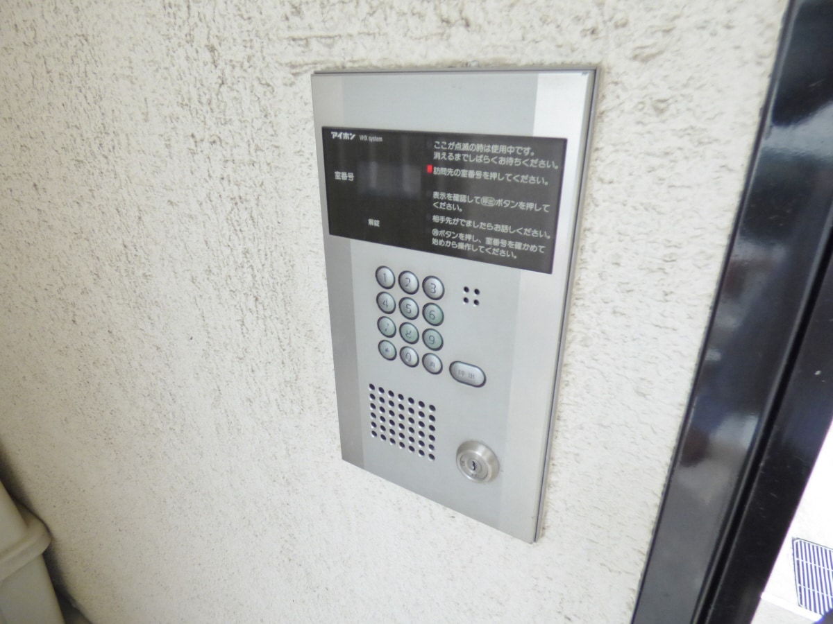 安心のオートロック完備 カーメルガーデン