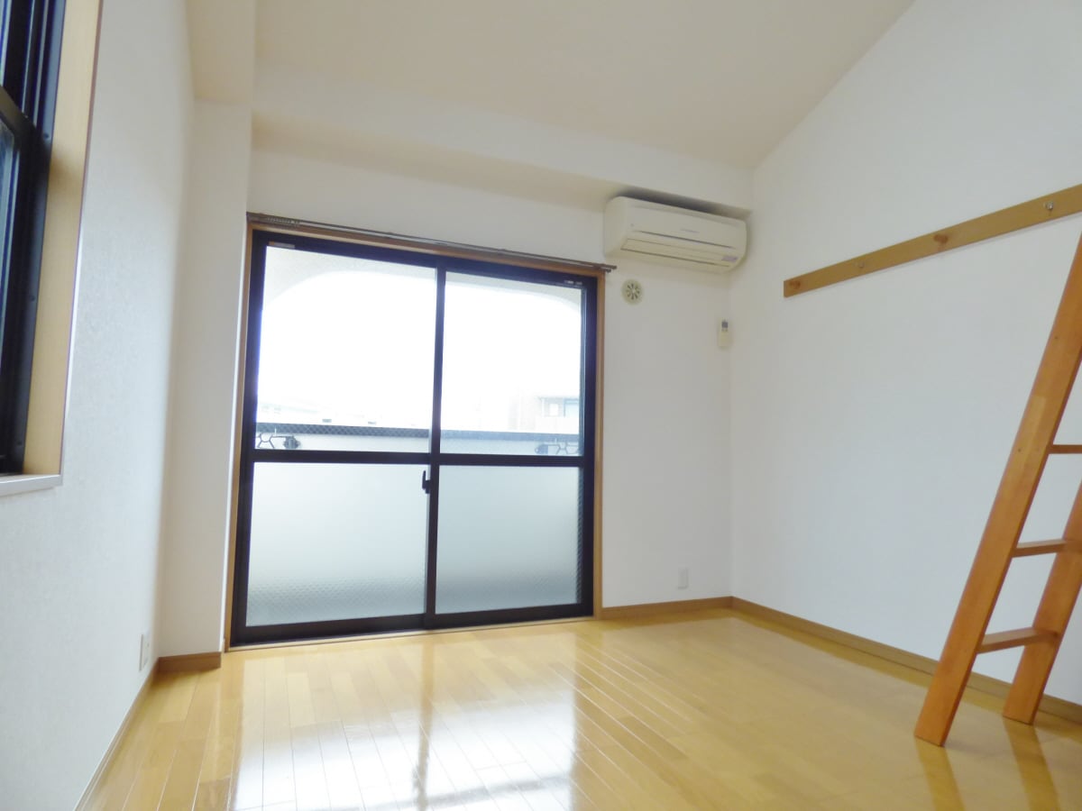 キレイな洋室 カーメルガーデン