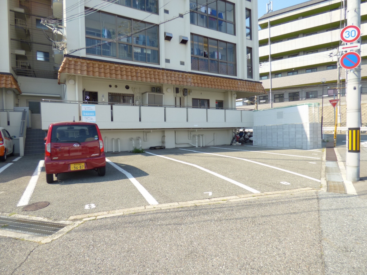 敷地内駐車場完備 白川台ハイツ