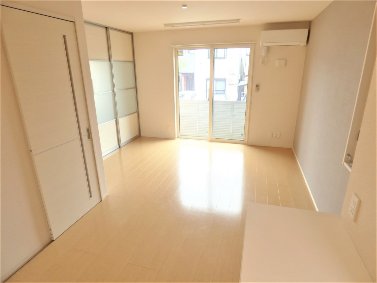 アクセントクロスがオシャレな広々としたリビング 神戸６番館