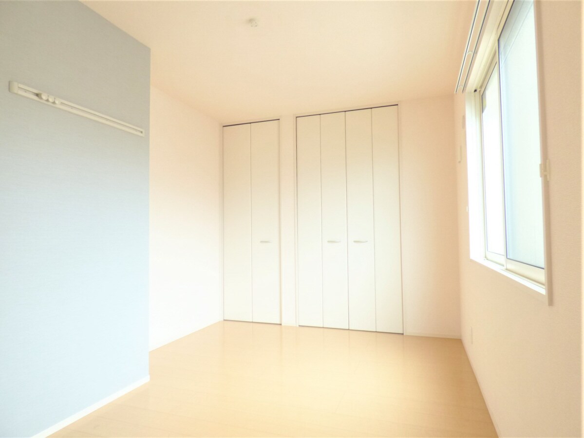 アクセントクロスがオシャレな洋室 神戸６番館