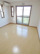 窓がたくさんあり明るい洋室 ボナール