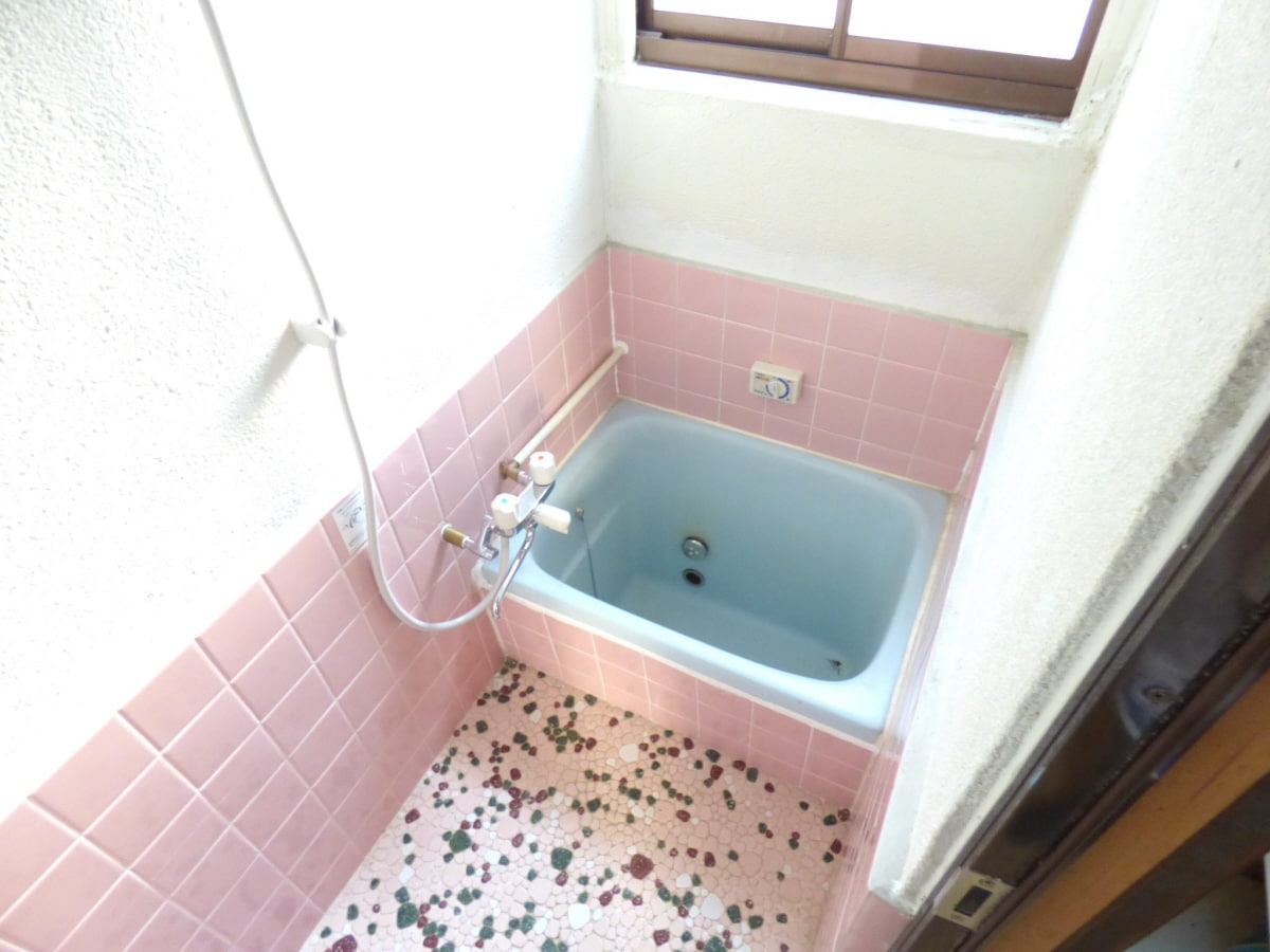窓があり換気のよい浴室 西舞子荘北棟