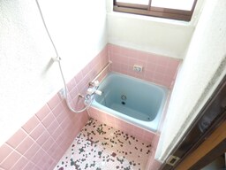 窓があり換気のよい浴室