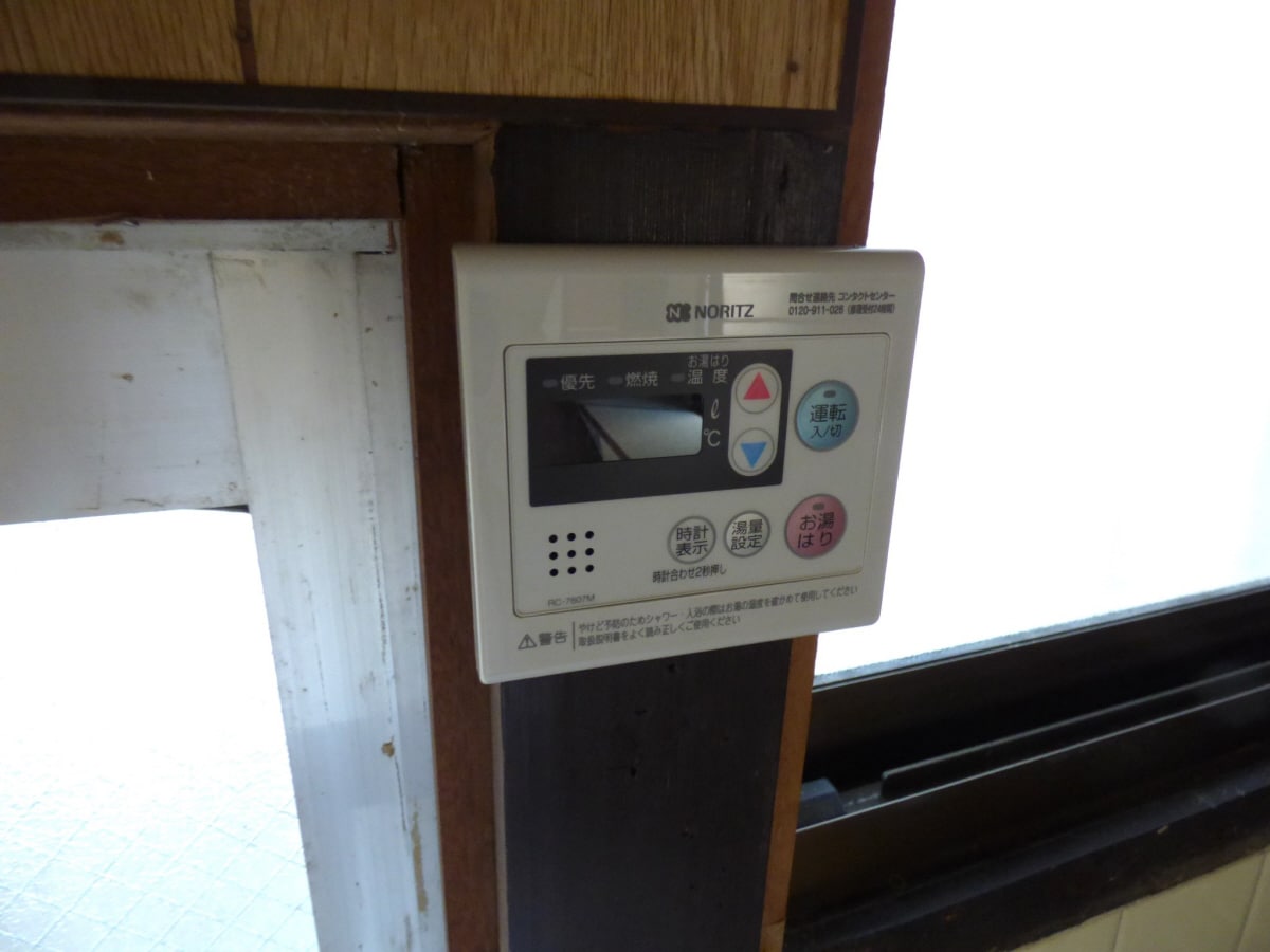 給湯器リモコン 西舞子荘北棟