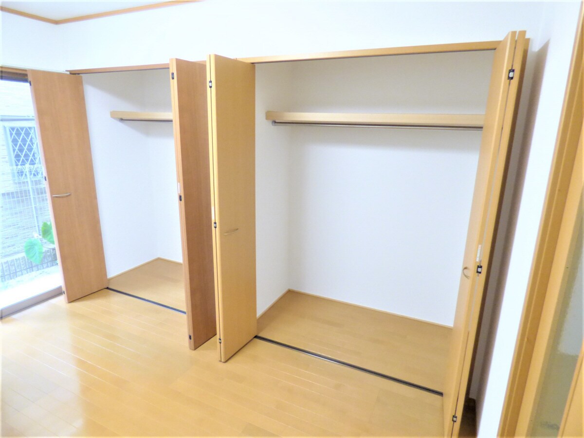 壁一面の大型クローゼット コートフジ