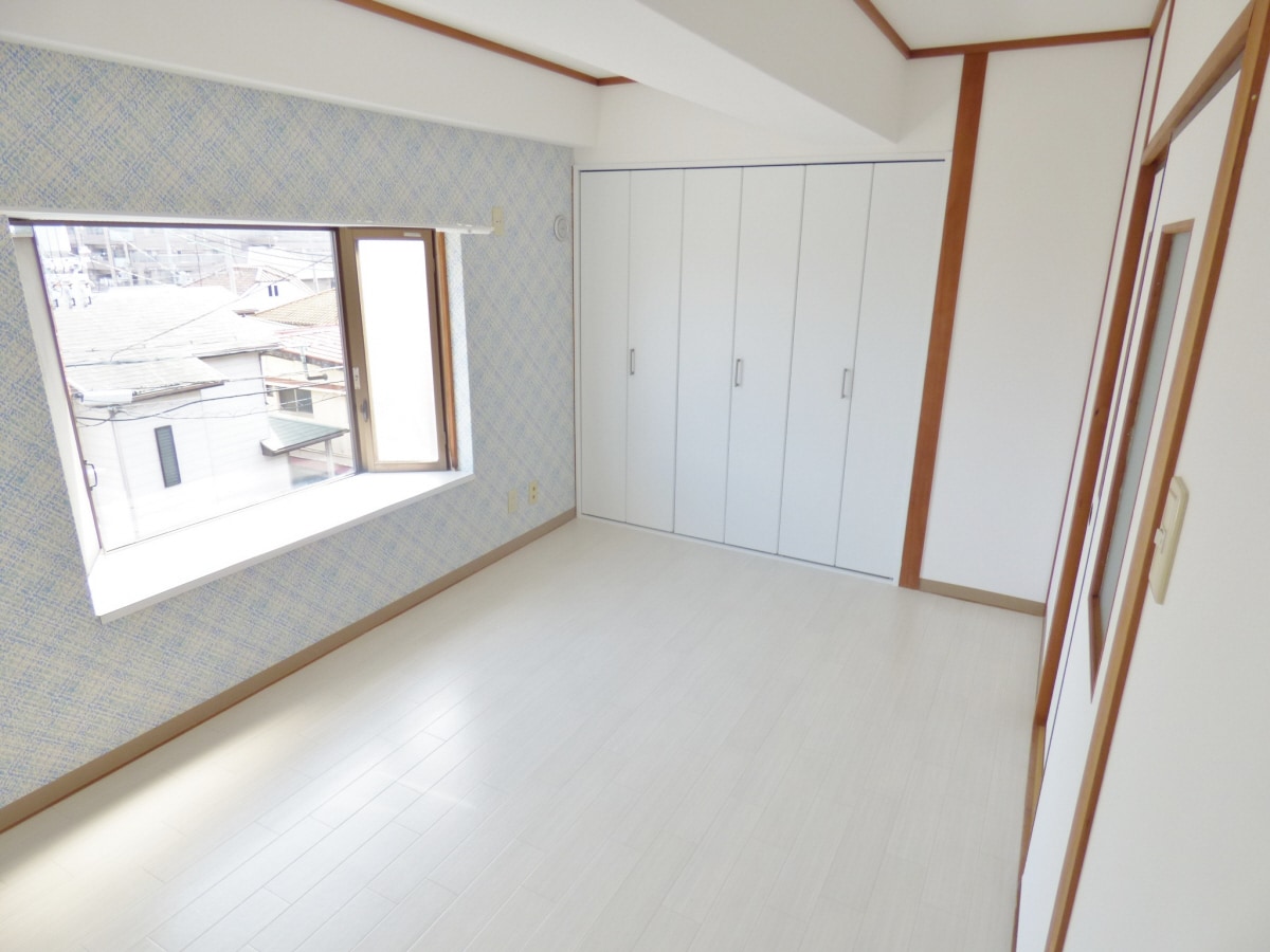 明るい出窓付の洋室 レディースゴールドハイツ
