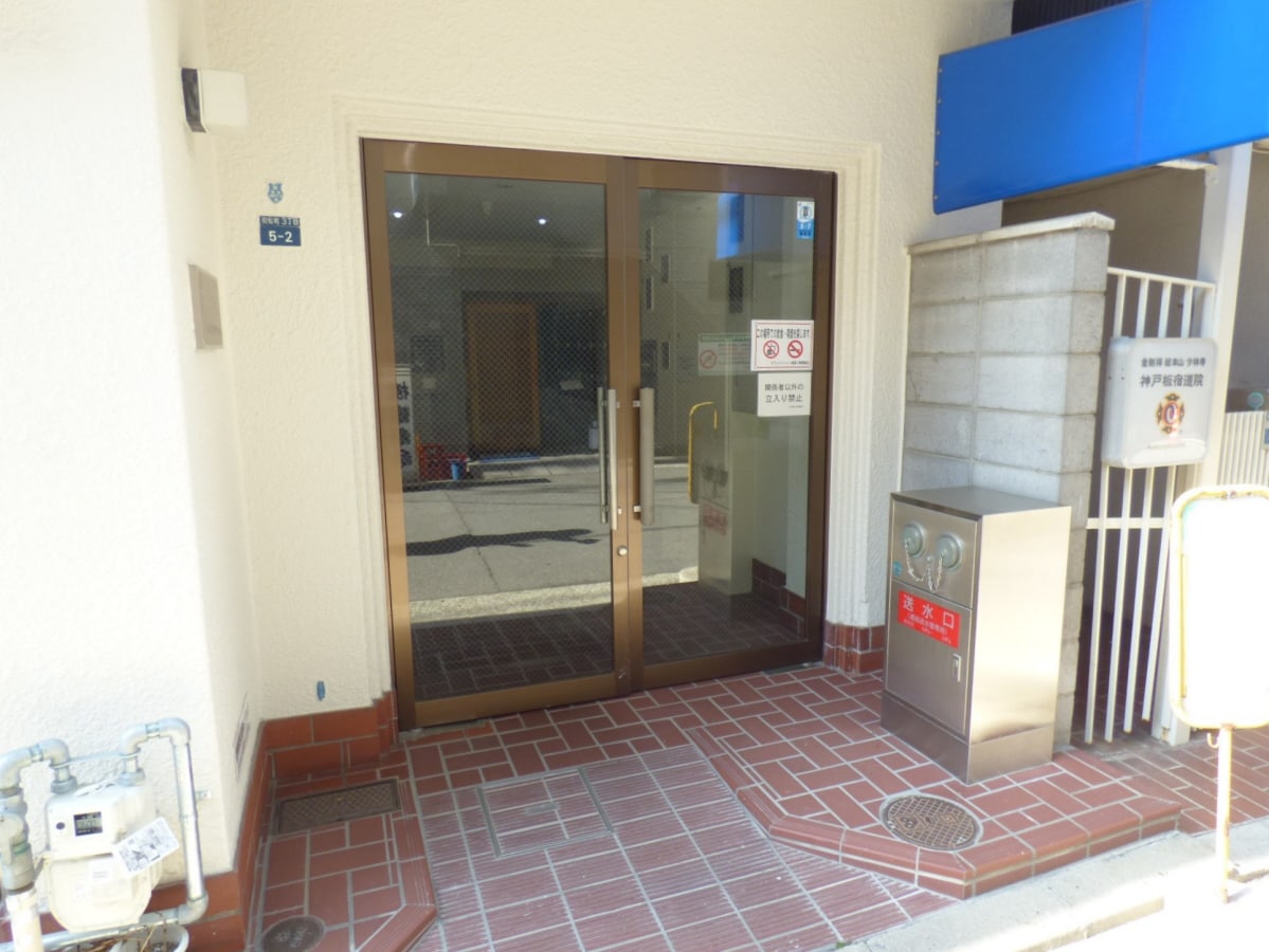 キレイなエントランス グランドシャトー板宿Ⅱ