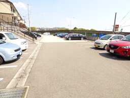 敷地内広々とした駐車場完備