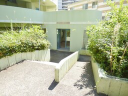 緑溢れるエントランス