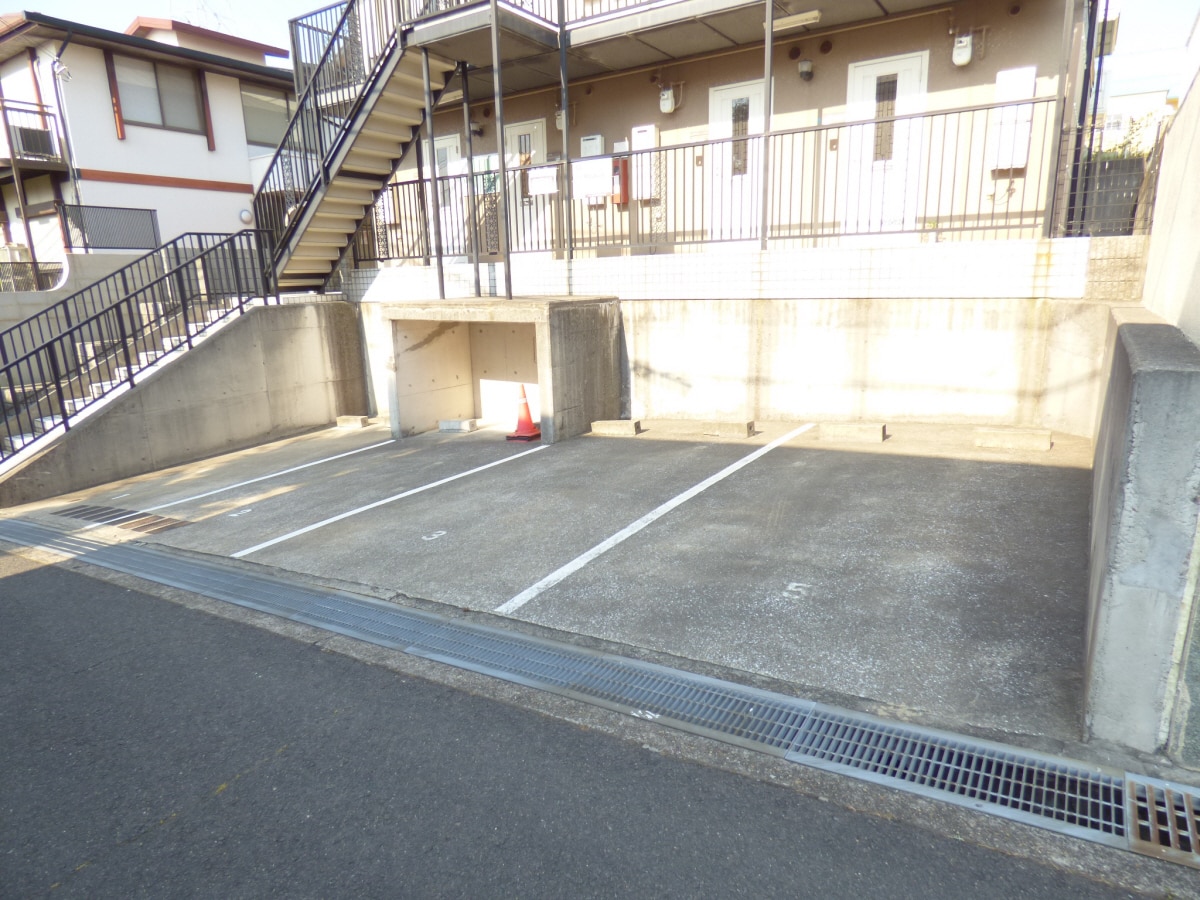 敷地内駐車場完備 メゾンドアヴニール名谷