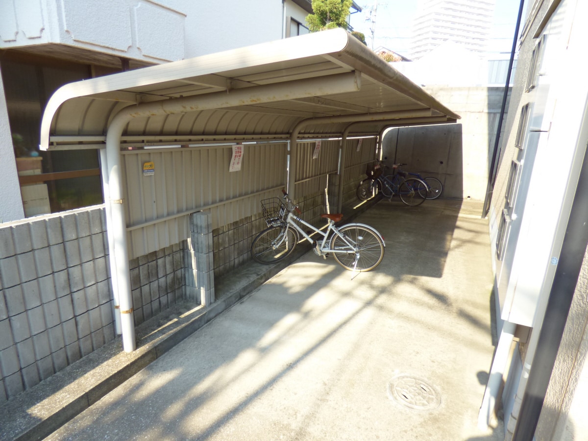 駐輪場 メゾンドアヴニール名谷