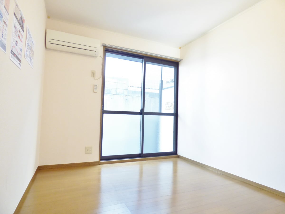 明るい洋室６帖 メゾンドアヴニール名谷