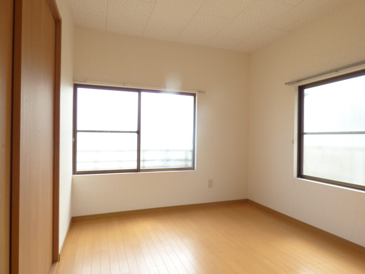 木目調のキレイなフローリング 湊川文化西棟