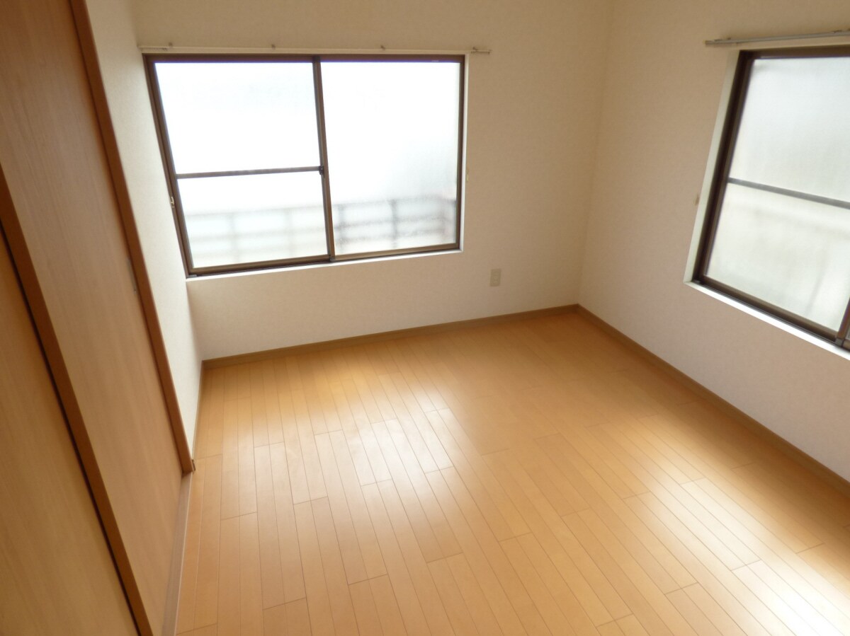 ２面採光で明るい洋室 湊川文化西棟