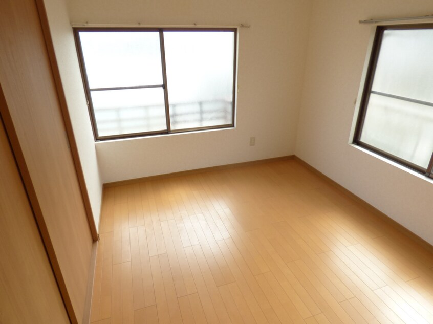 ２面採光で明るい洋室 湊川文化西棟