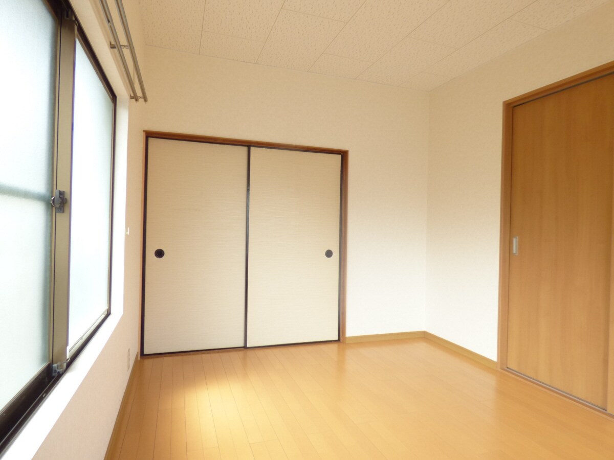 木目調のキレイなフローリング 湊川文化西棟