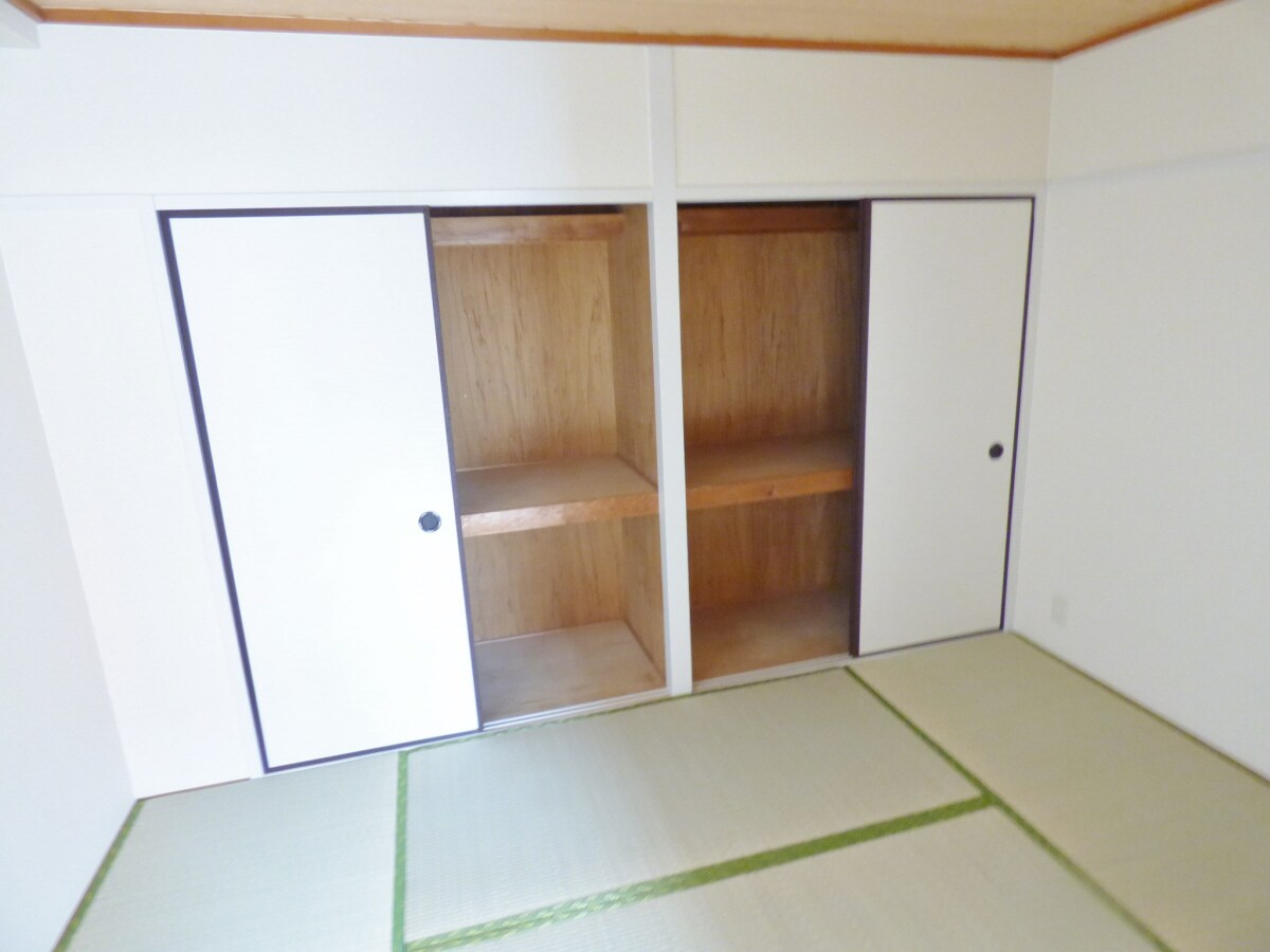 壁一面ある大型押入 エスポワール板宿