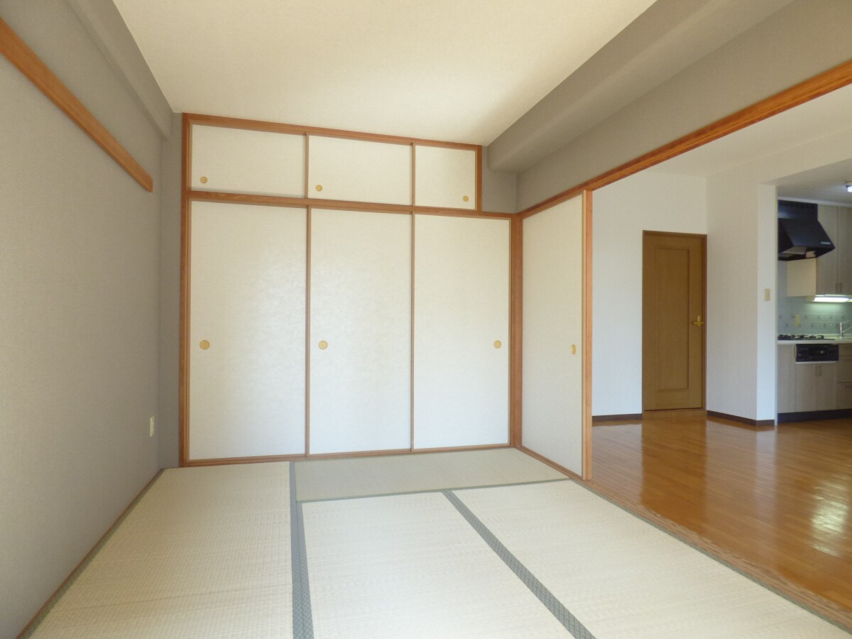 アクセントクロスがオシャレな和室 ワコーレプラージュ須磨