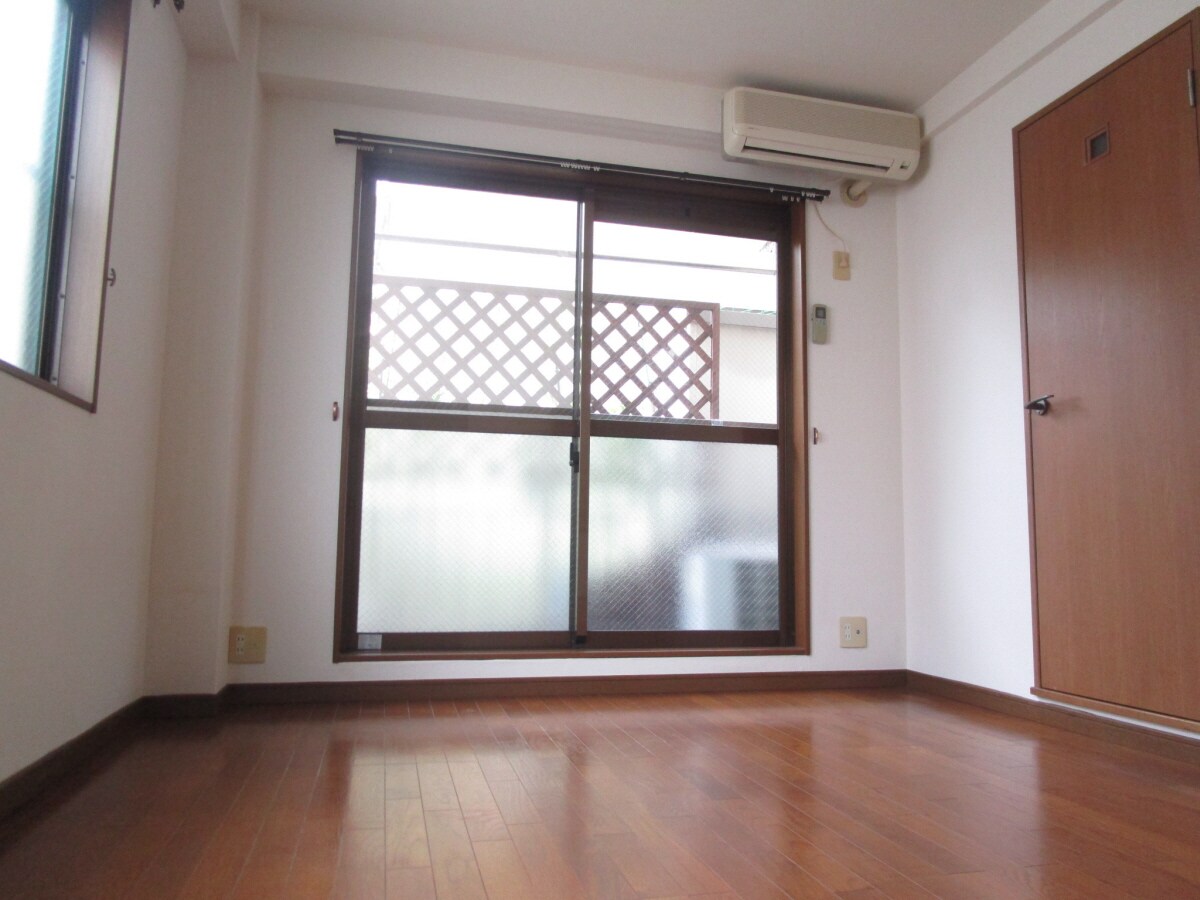 ２面採光で明るい洋室 ニシオカマンション