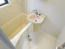 窓があり換気のよい浴室