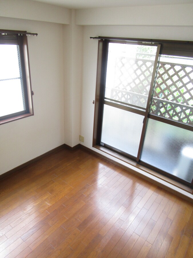 ２面採光で明るい洋室 ニシオカマンション