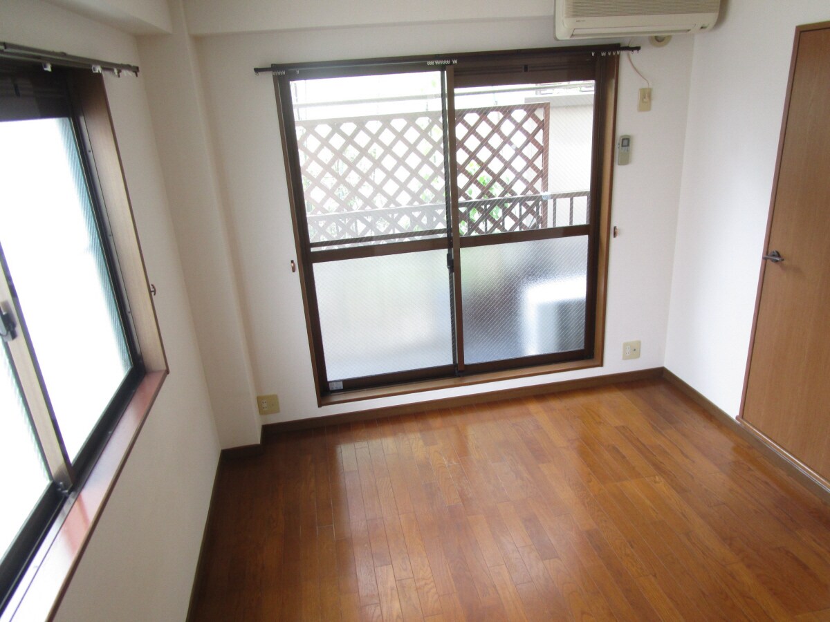 ２面採光で明るい洋室 ニシオカマンション