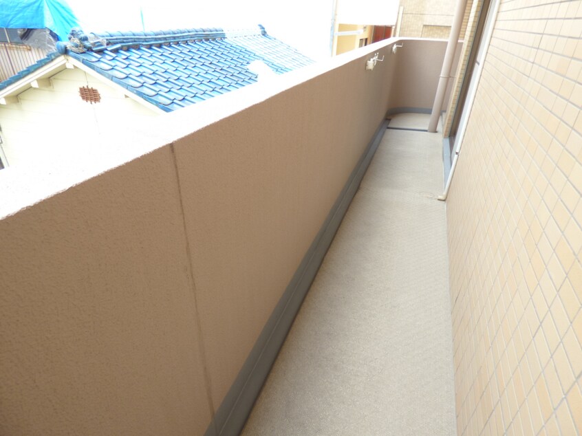 広々とした明るいバルコニー ライオンズマンション三宮東第２