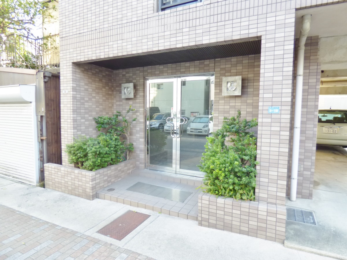 キレイなエントランス イーナ板宿