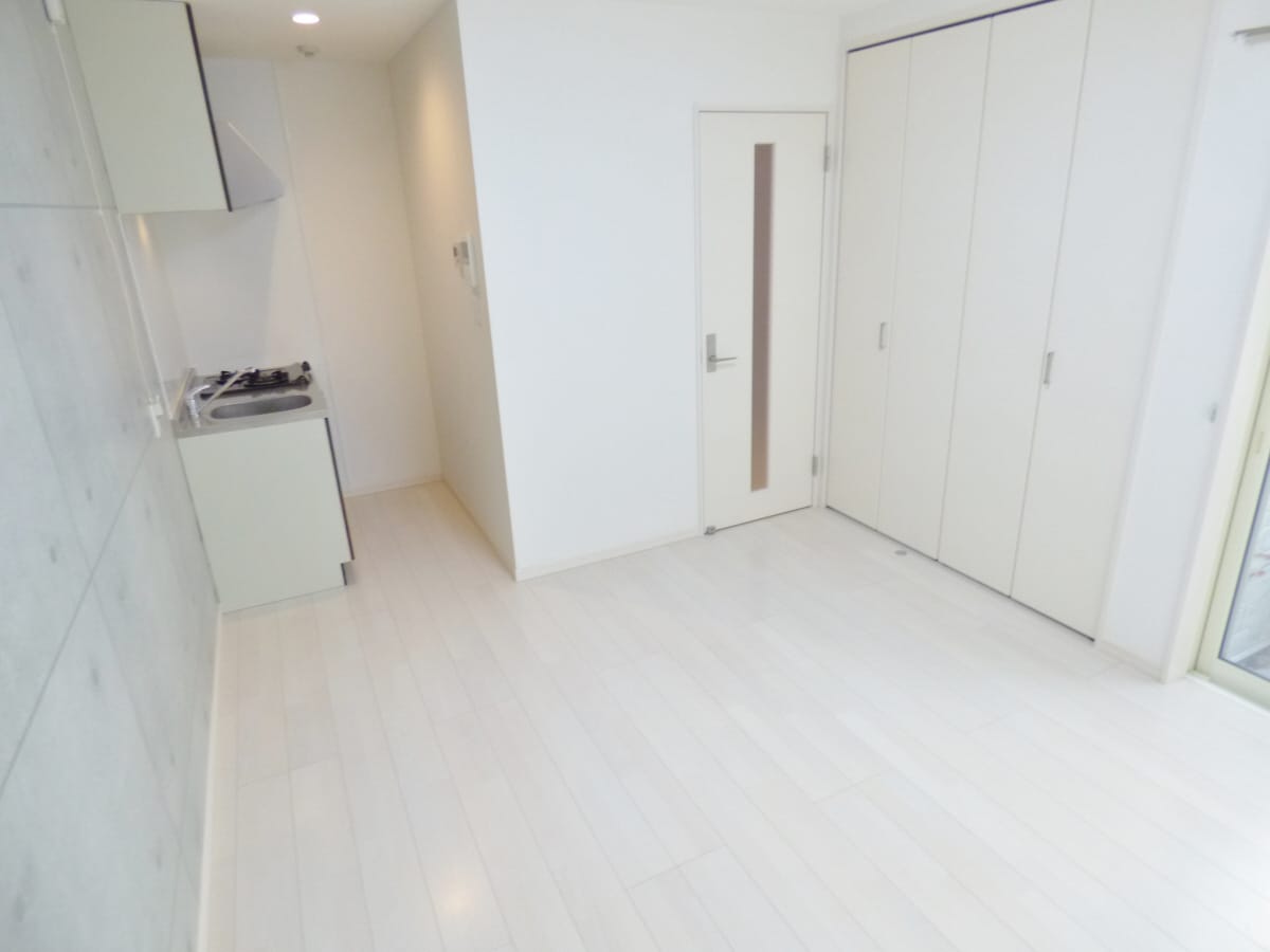 白と基調としたオシャレな洋室 エビラ須磨