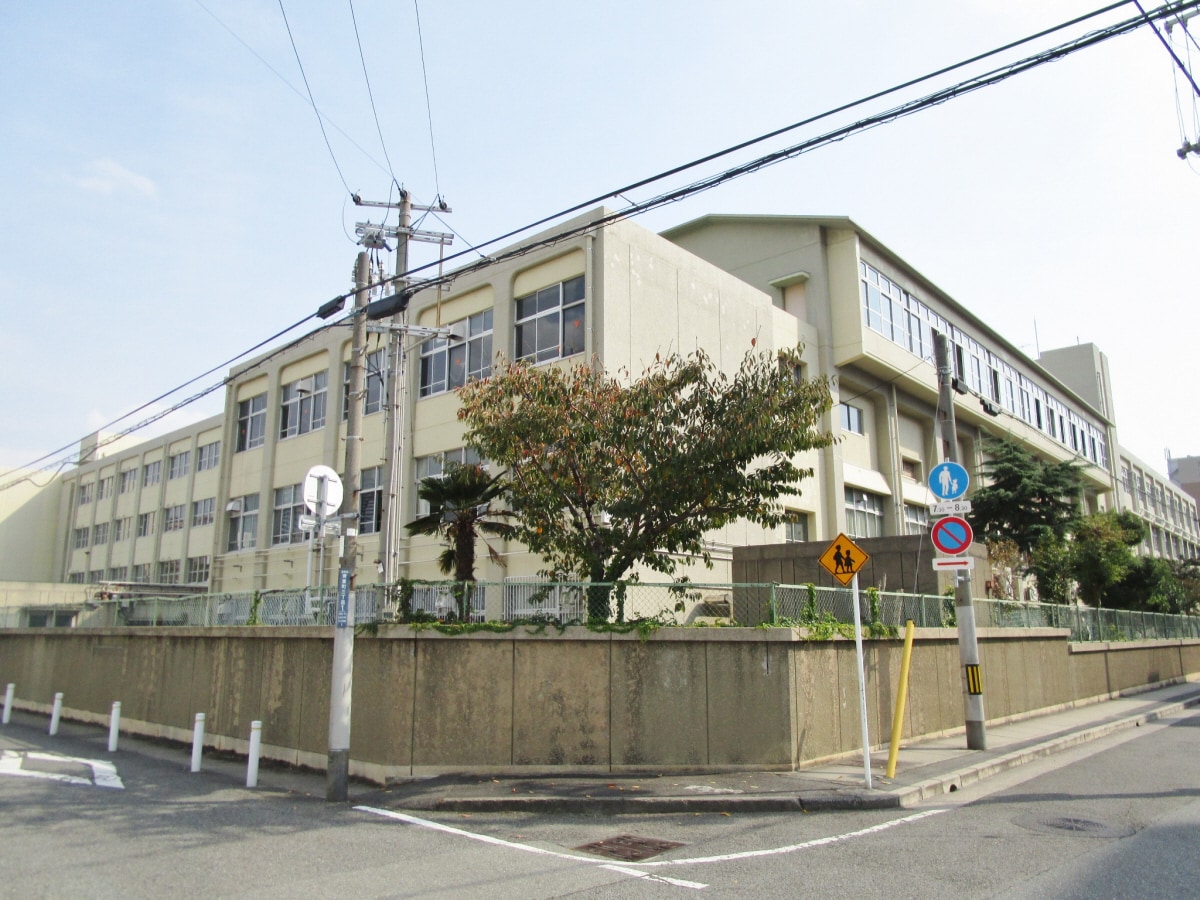 鷹取中学校(中学校/中等教育学校)まで709m ワコーレ須磨マリンパーク