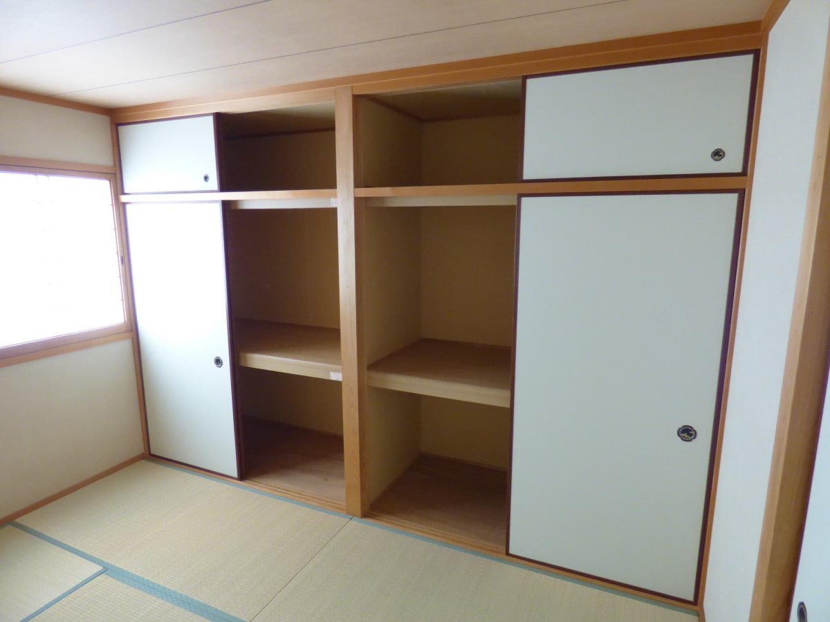 壁一面ある大きな押入 サンハイツ