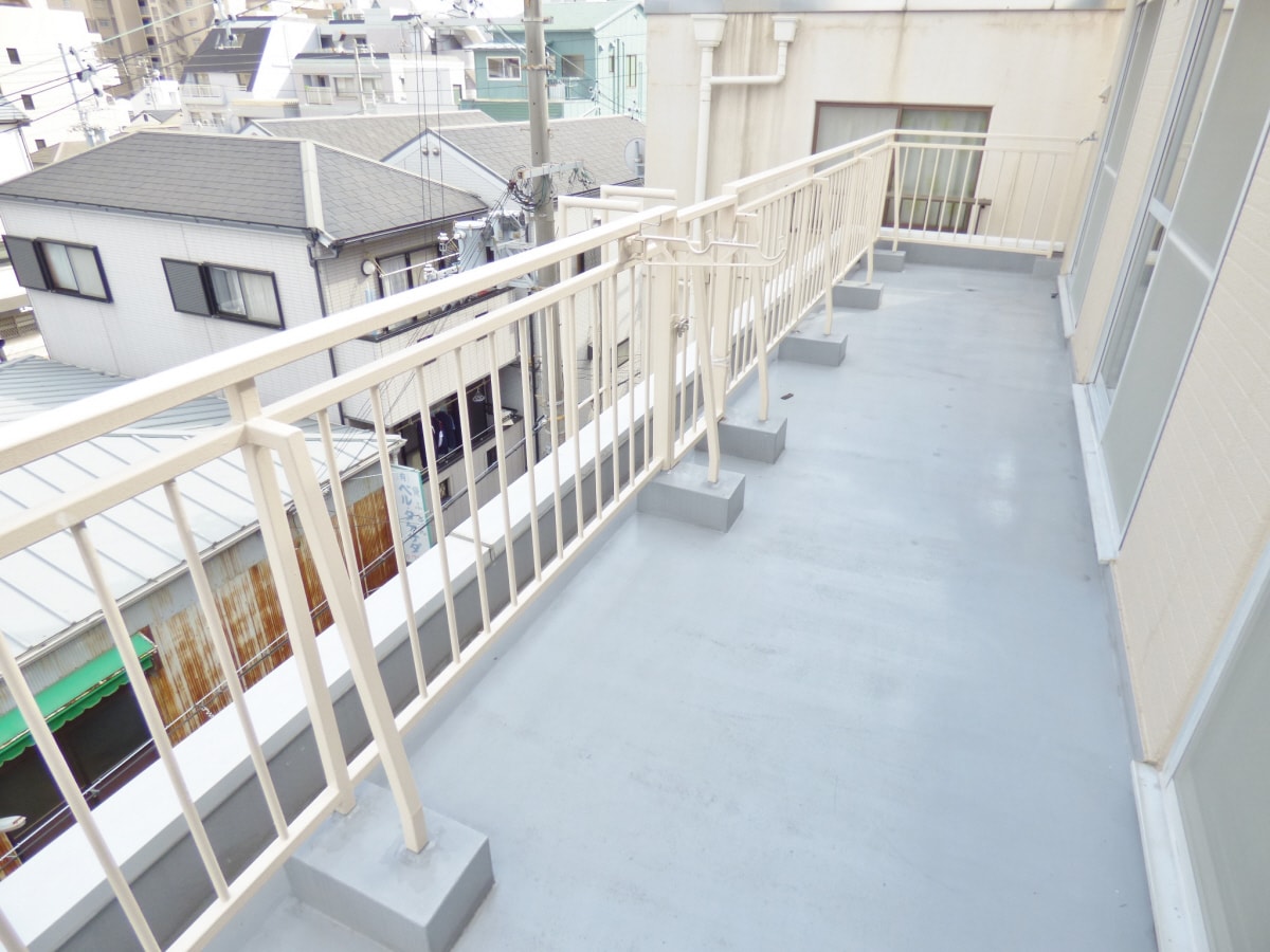 広々とした明るいバルコニー エスポワール板宿