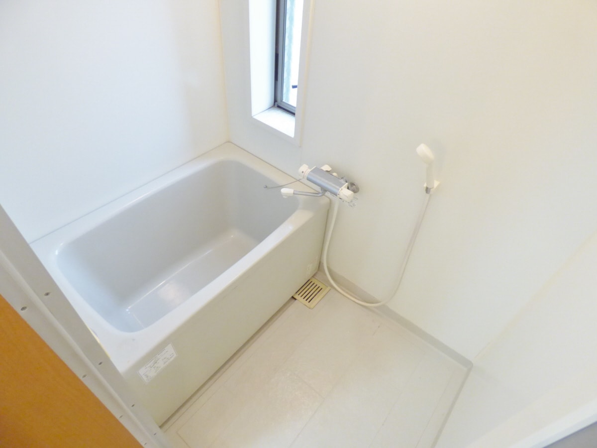 窓付のキレイな浴室 リヴィエーラ須磨