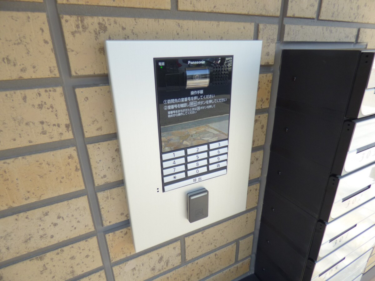 安心のオートロック完備 ブル・マリーノ衣掛