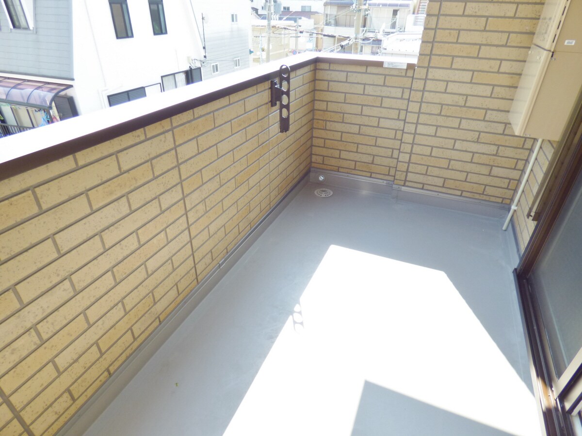 広々とした南東向きバルコニーで日当たり良好 ブル・マリーノ衣掛