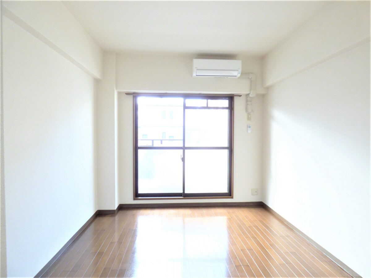 広々とした明るい洋室 メゾン・ド・ヴィレ須磨