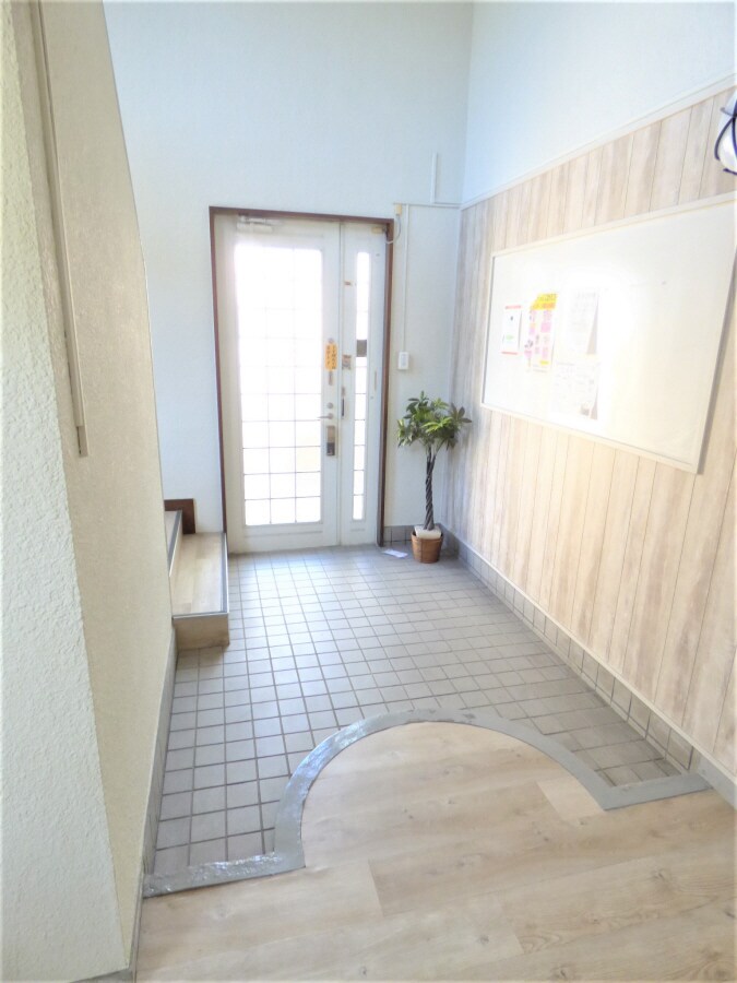 オートロック完備のオシャレなエントランス アメニティハイツ須磨寺