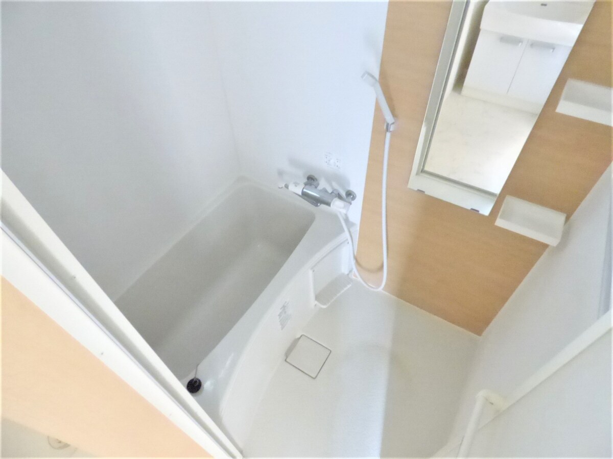 窓があり換気のよい浴室 ワコーレヴィータ神戸須磨浦通