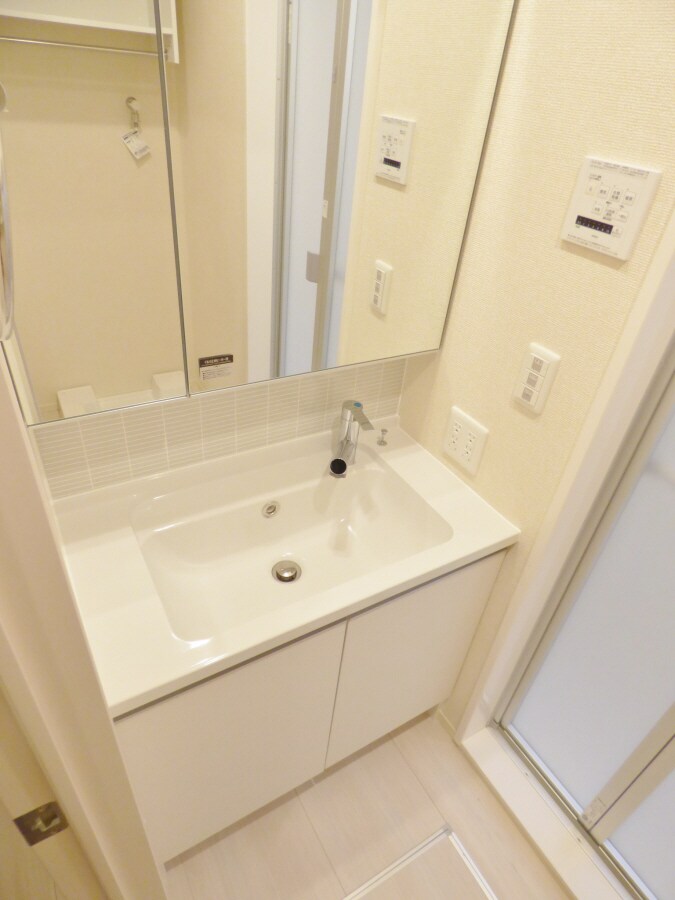 大きな鏡のあるキレイな洗面台 ＣＯＴＴＯＮ　ＰＬＡＣＥ