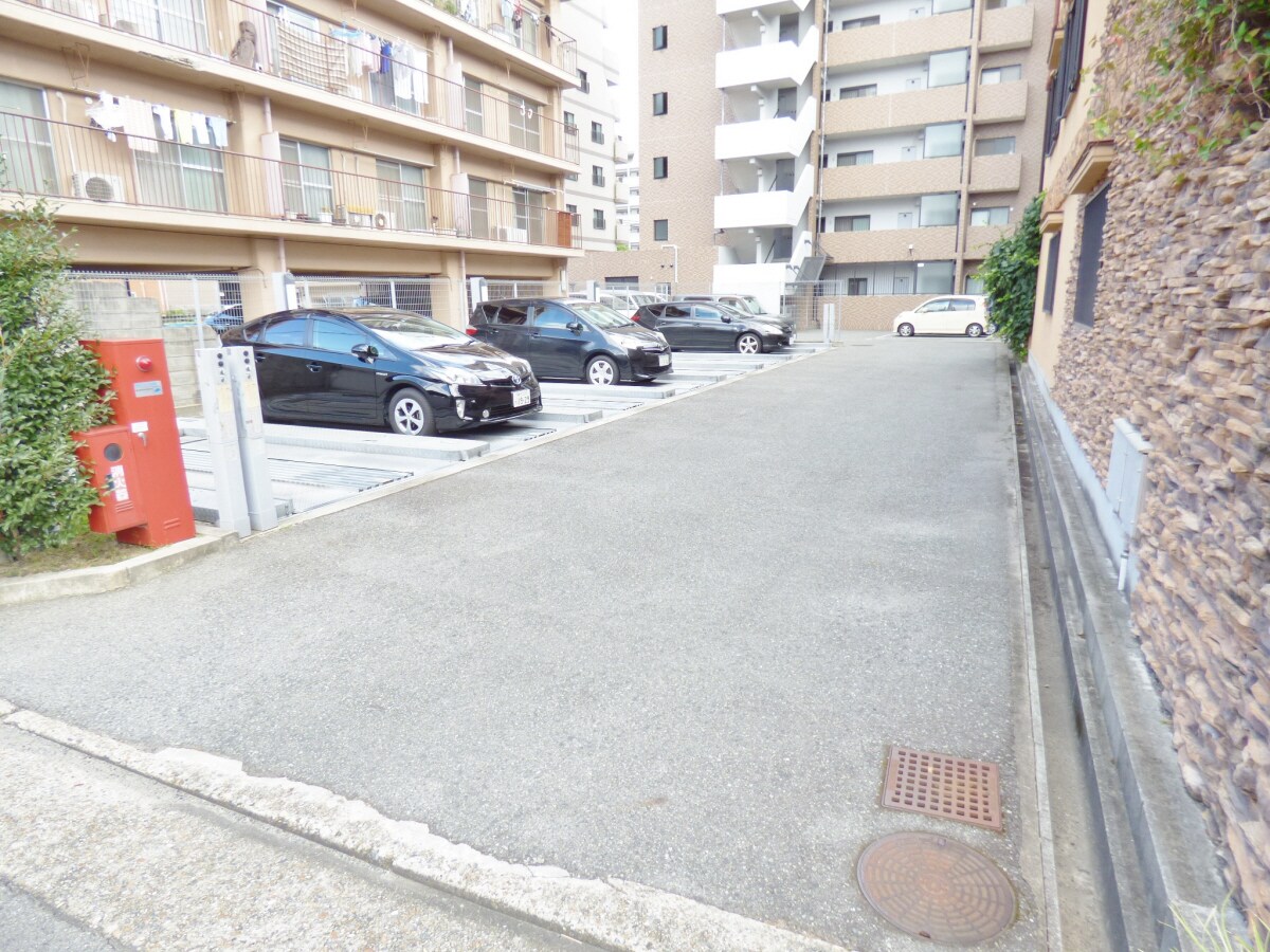 敷地内駐車場完備 ホップス須磨