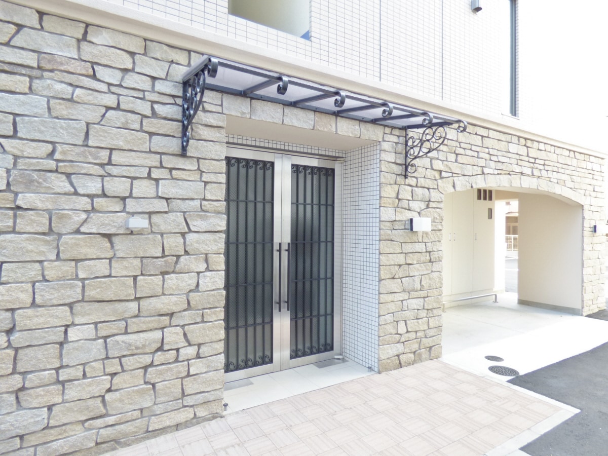 洋館のようなエントランス エヌエムスワサントアン