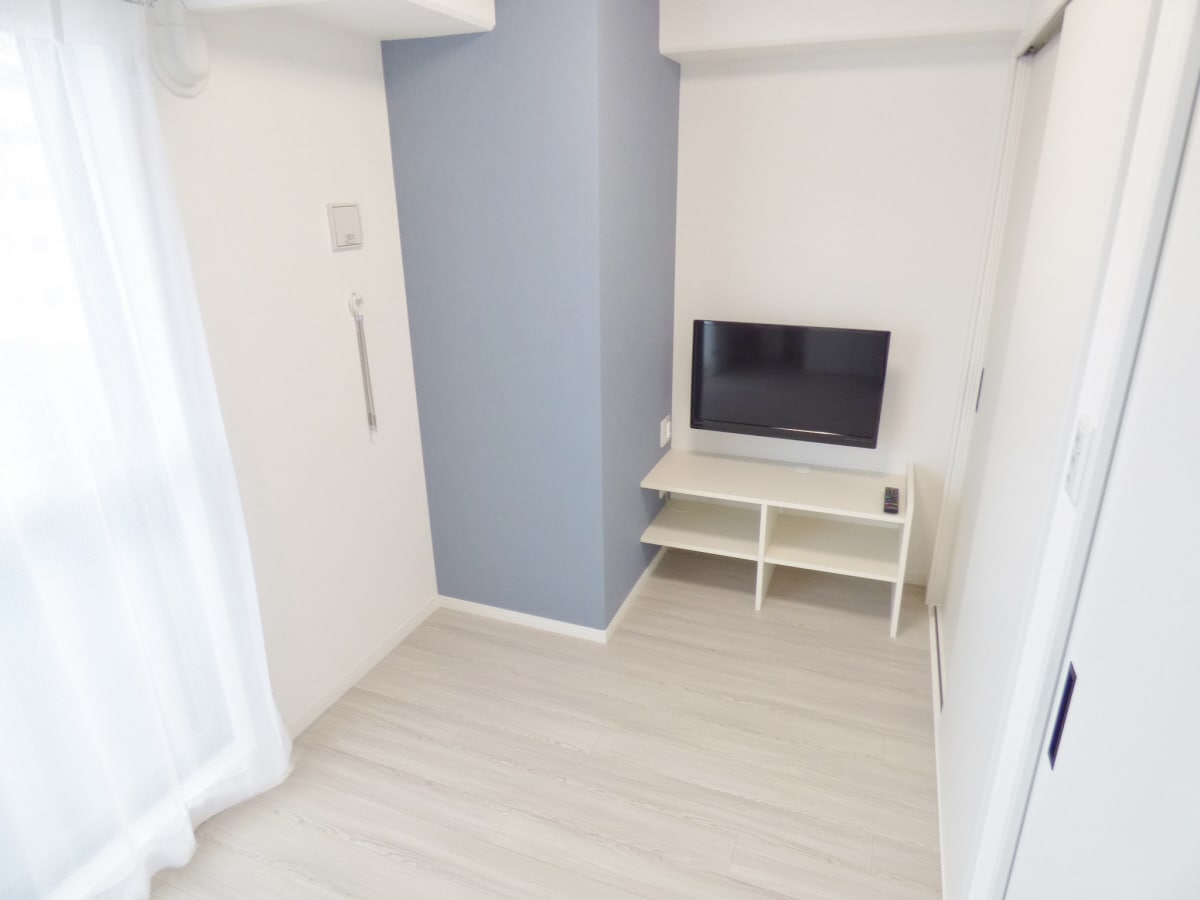 アクセントクロスがオシャレな洋室（壁掛けテレビ付） エヌエムスワサントアン