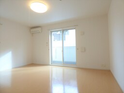 広々とした１３．３帖の洋室