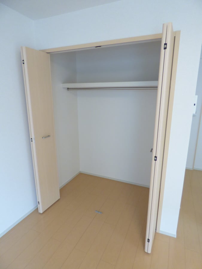 大きなクローゼット サニー離宮前