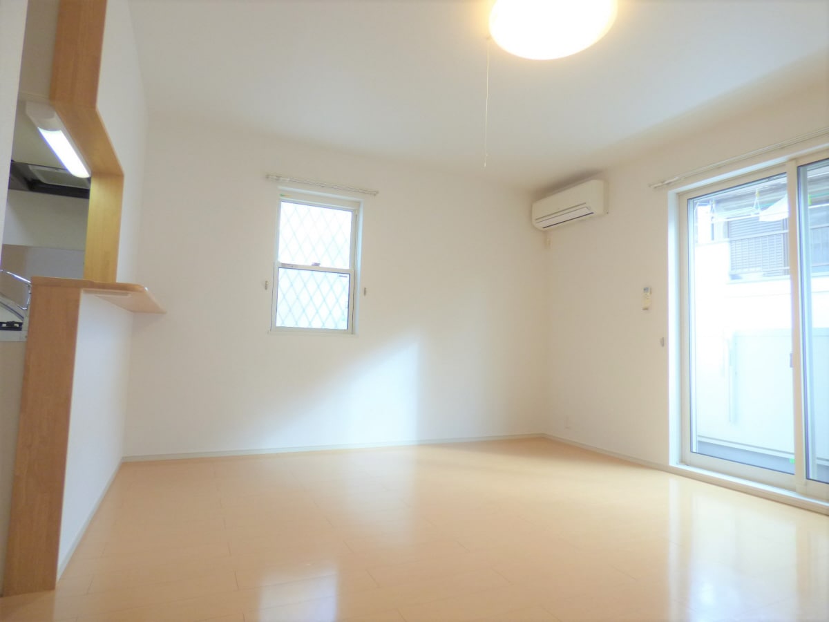 ２面採光の明るい洋室 サニー離宮前