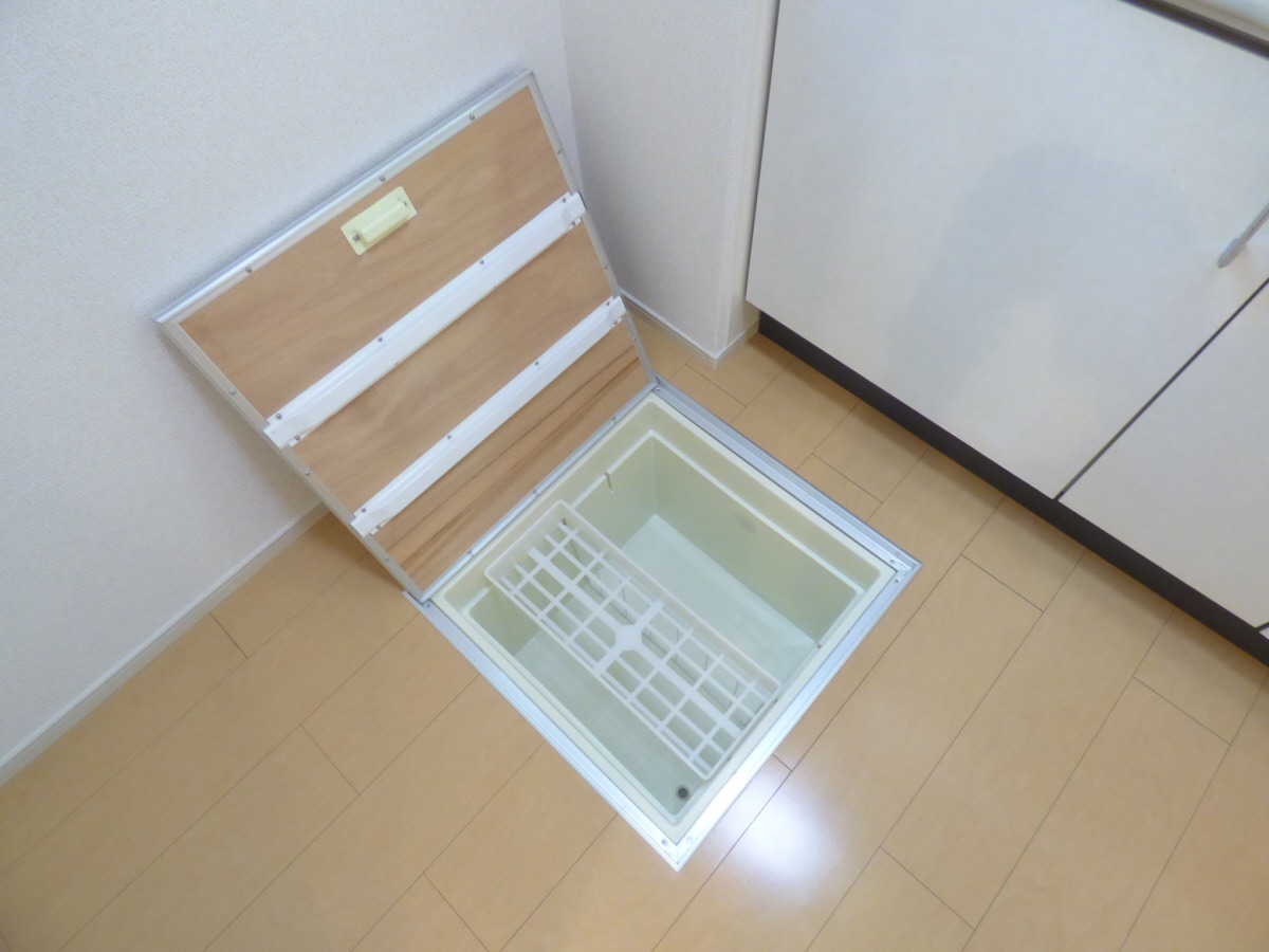 床下収納 サニー離宮前