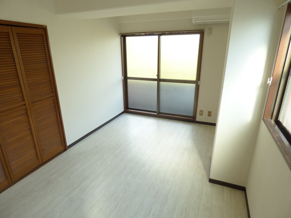 白を基調とした明るいフローリング 華山マンション